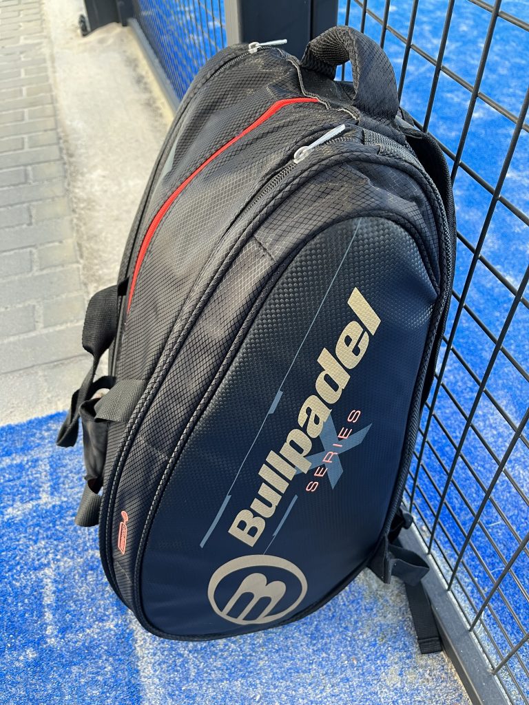 Paletero Bullpadel series en pista de pádel