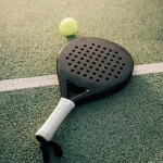 Accesorios de pádel. pala de padel, pelota de padel en una pista.